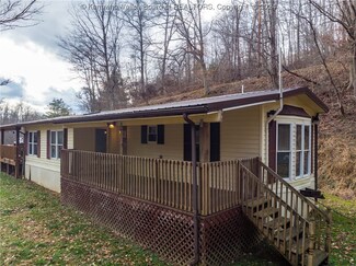 33 Fox Chase Rd, Alum Creek, WV 25003