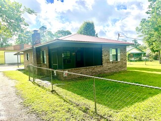467 1st St, Chipley, FL 32428