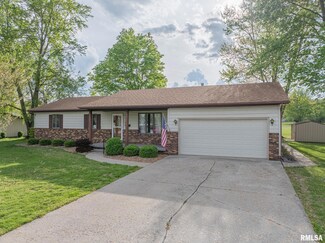 8 Mitchell Dr, Wayne City, IL 62895