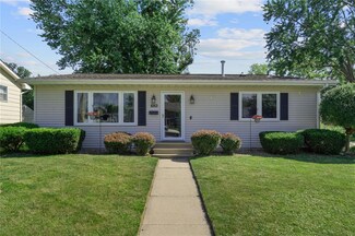 1053 Rainbow Blvd, Hiawatha, IA 52233