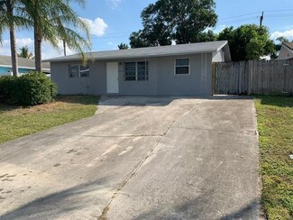 1010 Pine Tree Dr, Lantana, FL 33462