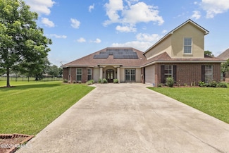 742 Hummingbird Ln, New Iberia, LA 70560