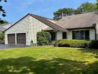 25 Nantucket Dr, Medford, NY 11763