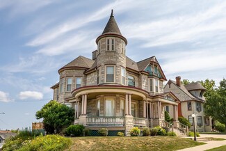 971 W 3rd St, Dubuque, IA 52001