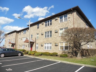 81 Riverview Ct, Secaucus, NJ 07094