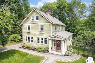 27 Holland Rd, Melrose, MA 02176