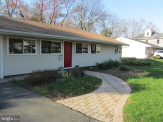 19 Tyndall Rd, Kendall Park, NJ 08824