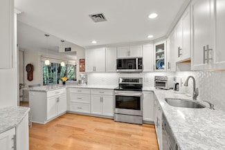 85 Grove St Unit 207, Wellesley, MA 02482