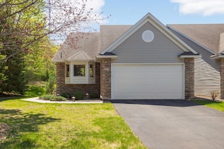 1011 Hesli Hill Ct, Saint Paul, MN 55126