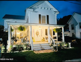 210 S Walnut St, Swansboro, NC 28584