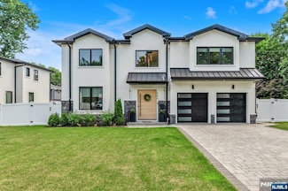 404 Willard Rd, Paramus, NJ 07652
