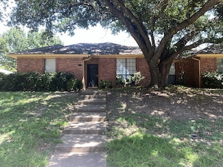 818 Summit Dr, Desoto, TX 75115
