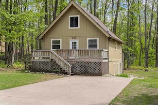 203 Hemlock Ln, Harbor Springs, MI 49740