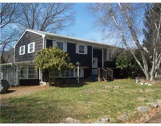 33 Cliff Rd, Warwick, RI 02889