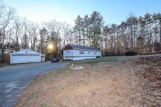 11 Riverside Dr, Raymond, NH 03077