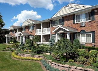 401 Great East Neck Rd Unit 401A, West Babylon, NY 11704