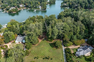 2 York Rd, Irvington, VA 22480