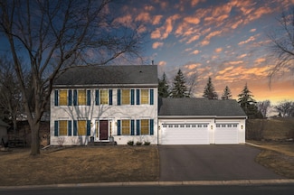 811 Lake Susan Hills Dr, Chanhassen, MN 55317