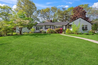 24 Pine St, Lake Grove, NY 11755