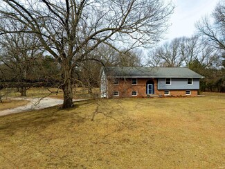 604 Oakwood St, North Judson, IN 46366