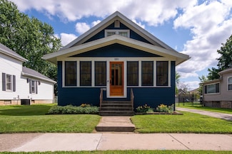 327 W 11th Ave, Oshkosh, WI 54902