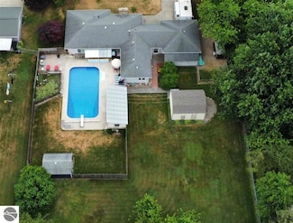 505 Eaton St, Breckenridge, MI 48615