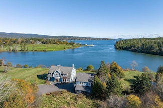221 Main St, Southwest Harbor, ME 04679