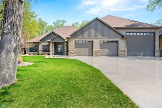 106 W Beaton Dr, West Fargo, ND 58078