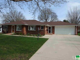 211 4th St NW, Orange City, IA 51041