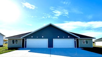 518 Garfield St SE, Warroad, MN 56763