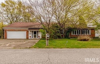 211 Phelps Dr, Newburgh, IN 47630
