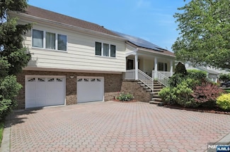 420 Golf Course Dr, Leonia, NJ 07605
