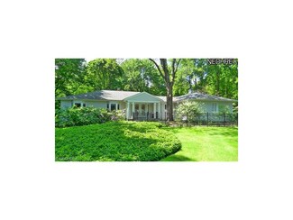 90 Sterncrest Dr, Chagrin Falls, OH 44022