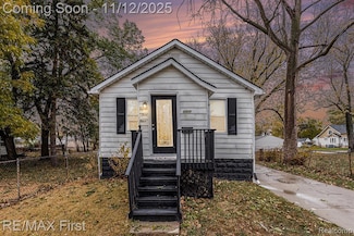 8311 Toepfer Rd, Warren, MI 48089