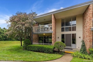 4041 W Maple Rd Unit 101, Bloomfield Hills, MI 48301