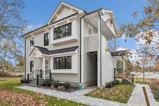 5 Edgewater Ave Unit 2, Smithtown, NY 11787