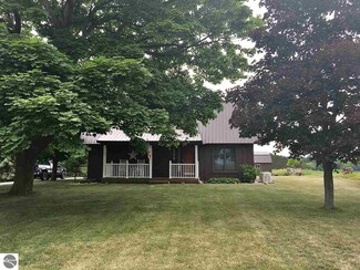 10378 S Eberhart Ave, Clare, MI 48617