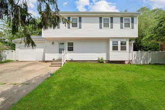 9 4th St, Nesconset, NY 11767