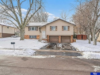 1104 Patricia Dr, Papillion, NE 68046