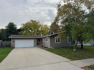 2937 Edgewood Dr N, Fargo, ND 58102