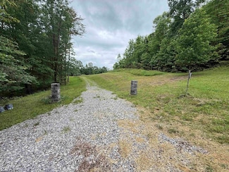 515 Deerbrook Ln, Belington, WV 26250