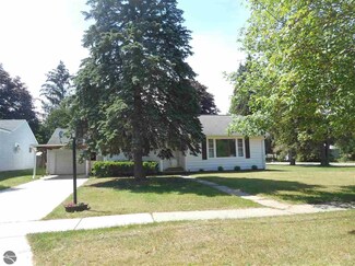 423 John R St, Clare, MI 48617