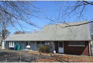 220 Plumbridge Dr, Levittown, PA 19056
