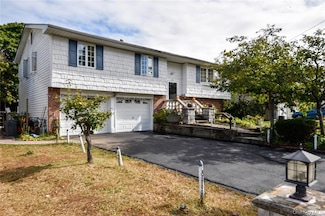 29 Andover Dr, Deer Park, NY 11729