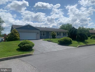 211 Lamplite Dr, Carlisle, PA 17013