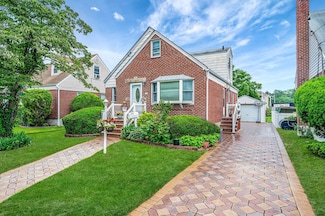 58 N Rockaway Ave, Lynbrook, NY 11563