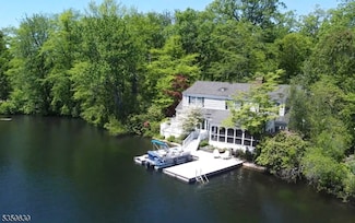 157 Lake End Rd, Newfoundland, NJ 07435