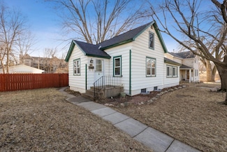 115 S Cedar St, Chaska, MN 55318
