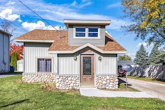 113 Wells St, Houghton Lake, MI 48629