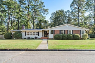 502 E Cavenaugh St, Wallace, NC 28466